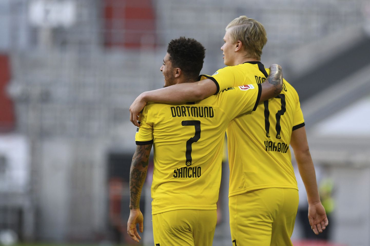 Dortmundi tähed Erling Haaland paremal ja Jadon Sancho vasakul.