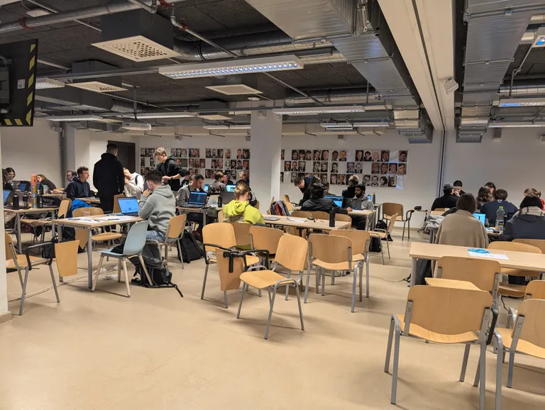 Töö käib teise päeva hommikul vaikselt edasi. Osa tiime eelistavad töötada suures tiimisaalis, kust mentorid neid kergemini üles leiavad, osa on kadunud kuhugi oma vaiksematesse nurkadesse.