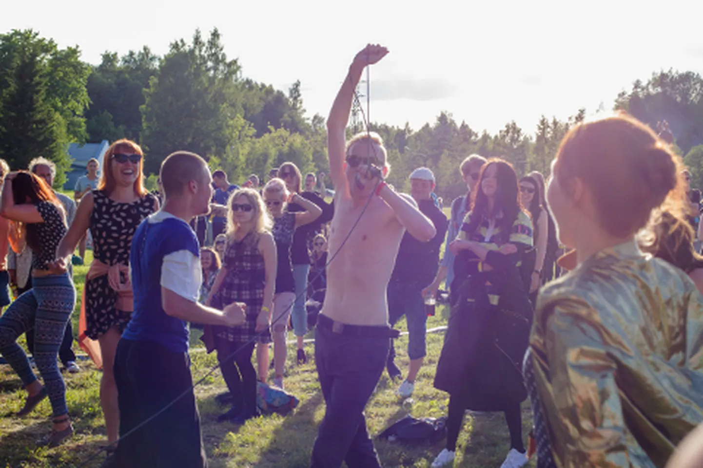 Kui Tommy Cash püsis kogu oma esinemise aja laval - kuhu siiski paar ahvina osavat tüüpi suutsid teda segama ronida -, siis Jõhvi poiss Indrek Spungin aka Chungin sulandus oma bändi St. Cheetesburg kontseri ajal  sõna otseses mõttes publiku sekka.