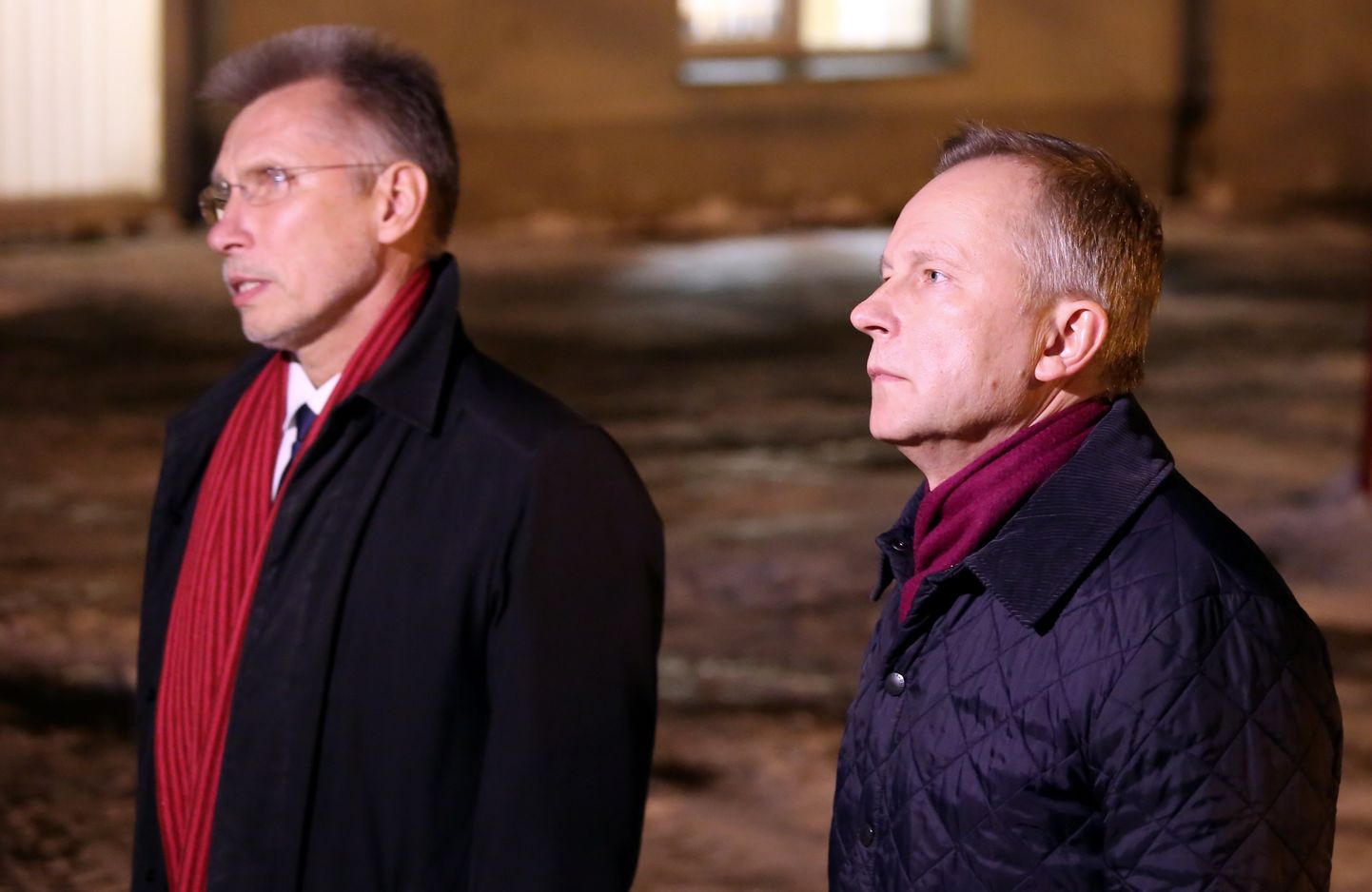 Advokāts Saulvedis Vārpiņš (no kreisās) un aizturētais Latvijas Bankas prezidents Ilmārs Rimšēvičs.