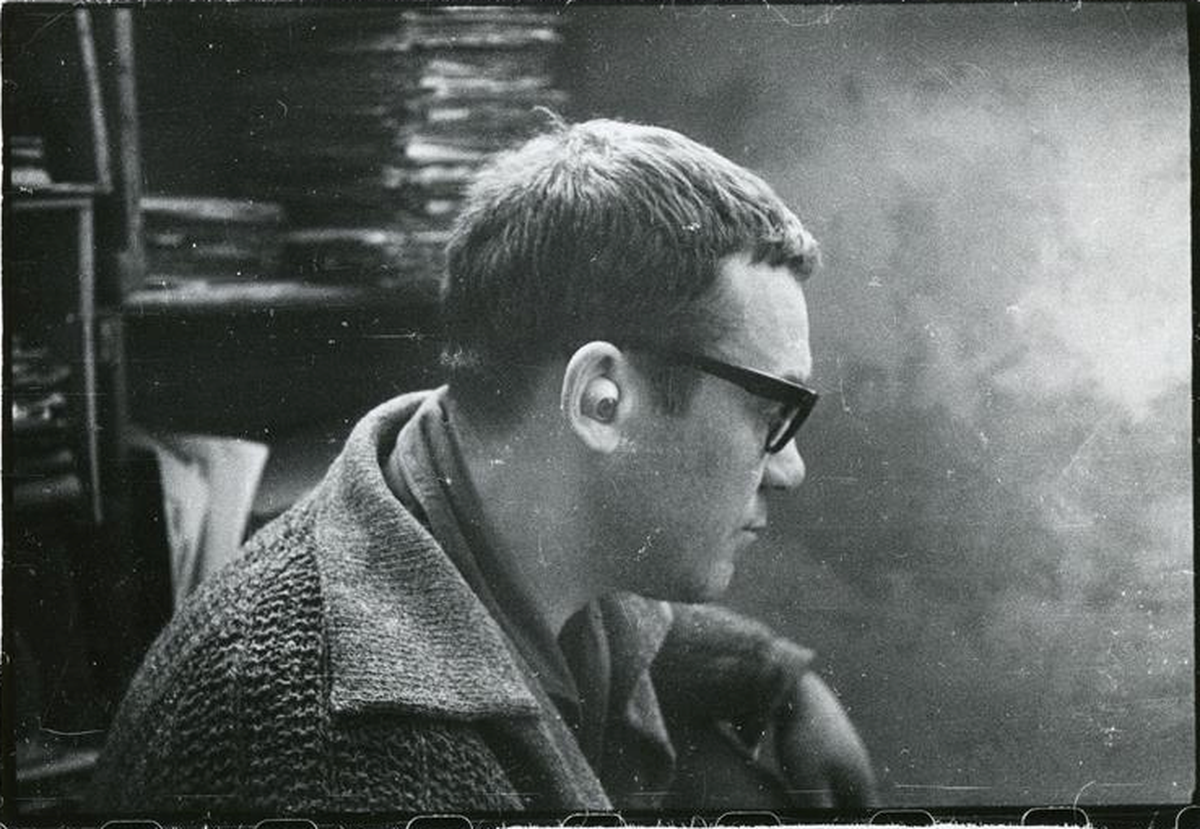 Юло Соостер со стеклянным глазом в ухе. Мастерская Ильи Кабакова, 1960-е годы.
