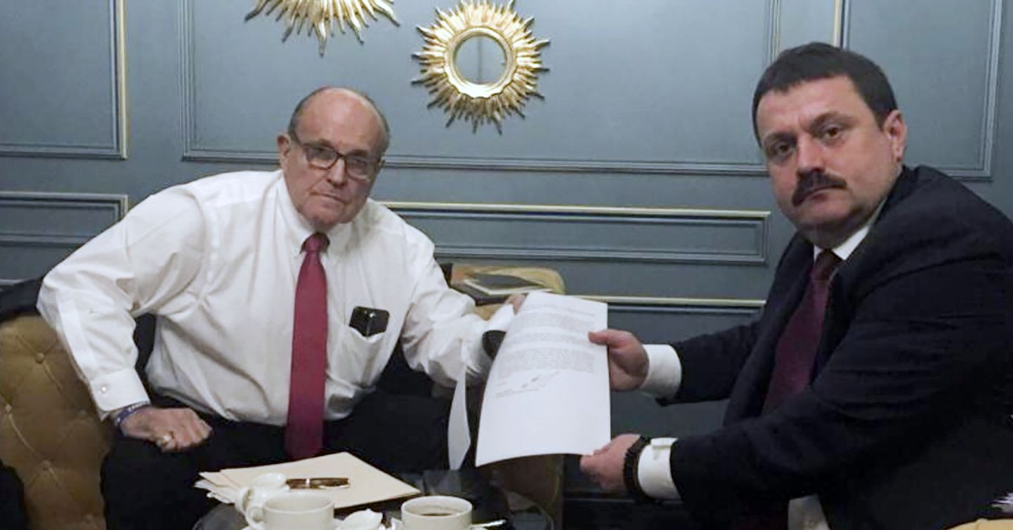 Andri Derkatš (paremal) kohtumas USA presidendi esindaja Rudy Giulianiga.