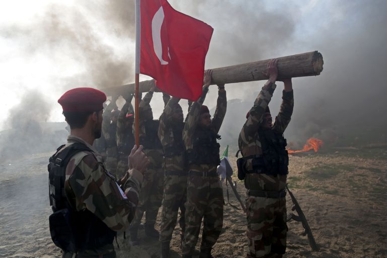 Türgi toetatud Süüria võitlejad Aleppo lähistel treeningrlaagris.