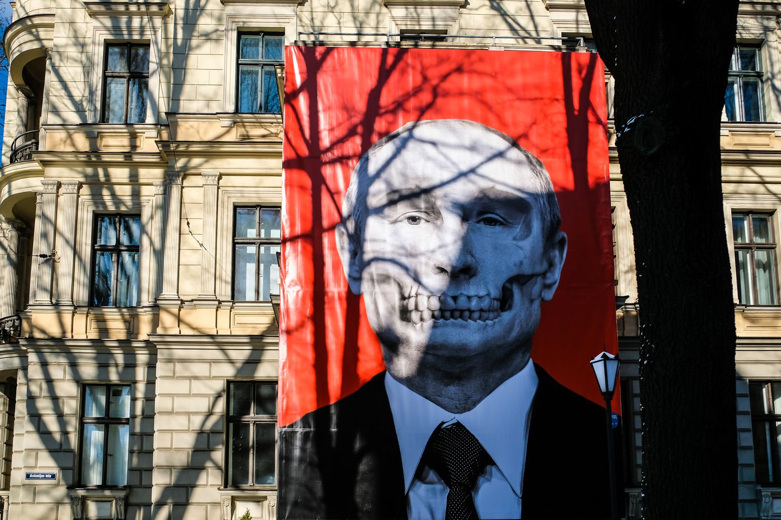 Плакат перед посольством России в Латвии.