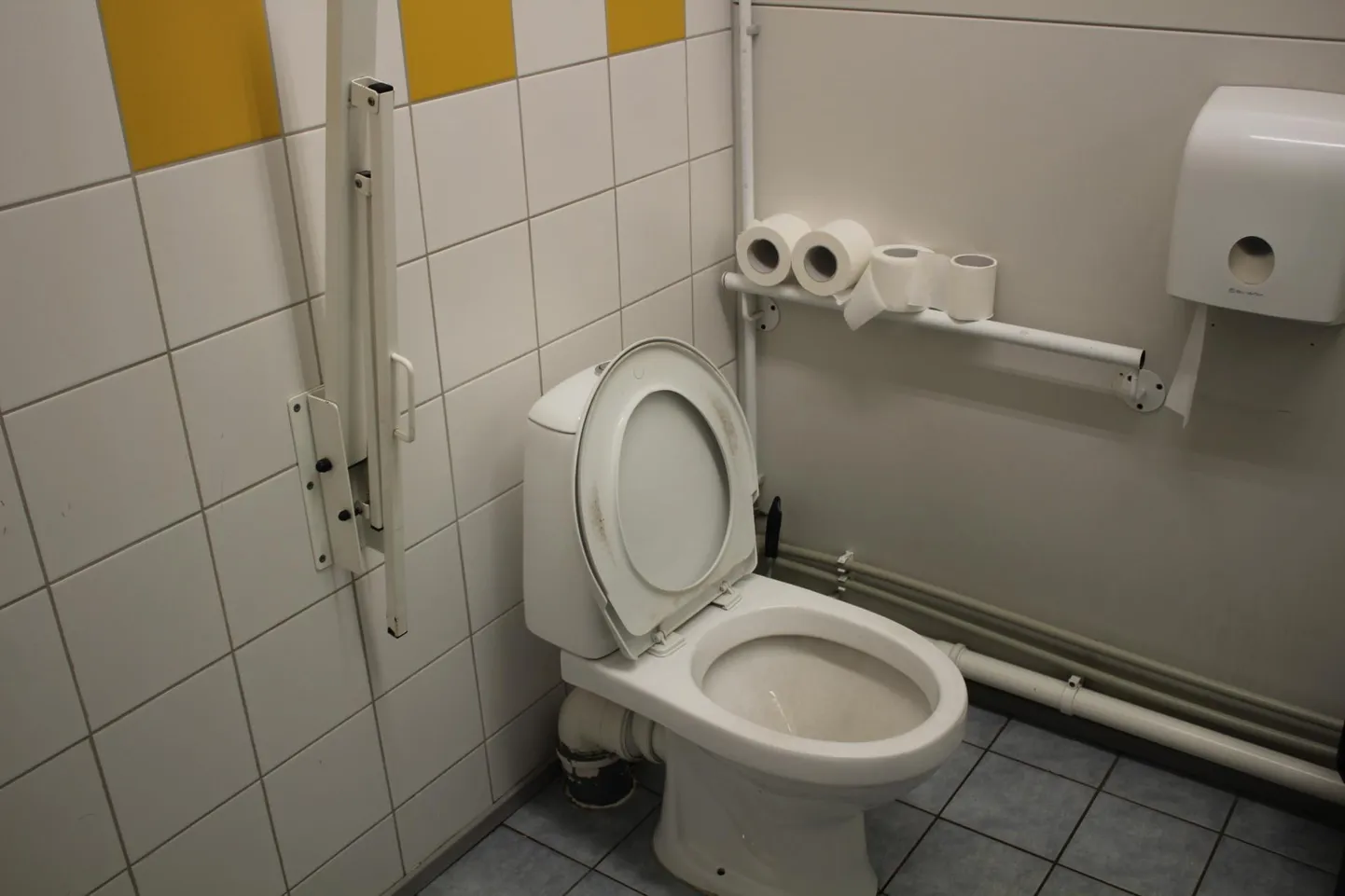 Rakvere Kroonikeskuse inva-WC sees on kõik nii nagu vaja.