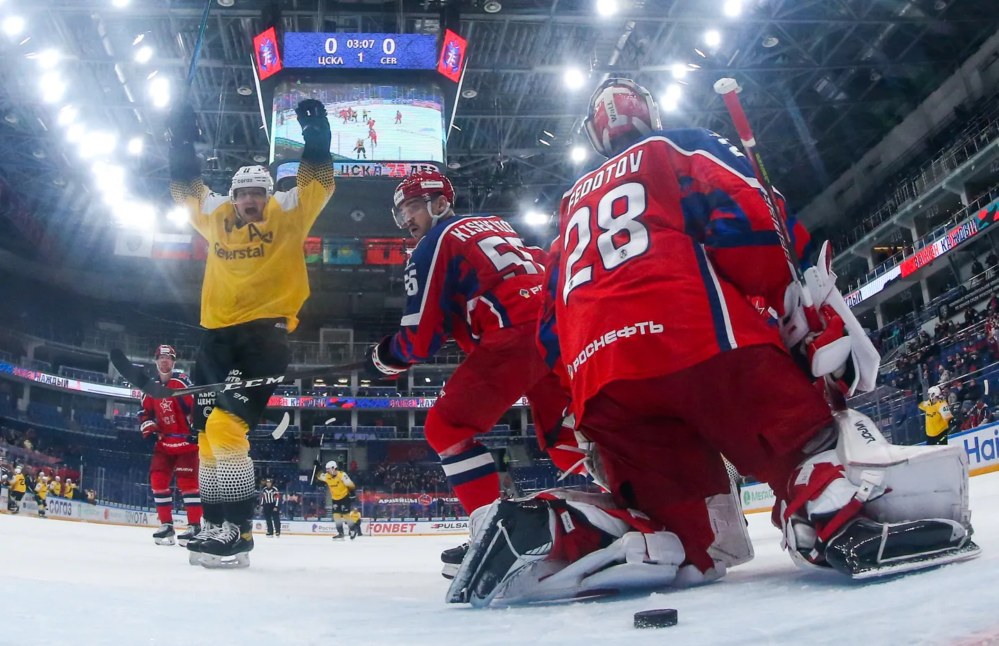 Viimane mäng enne vigastuspausi: Robert Rooba (vasakul) rõõmustab meeskonna poolt Moskva CSKA-le visatud värava üle.
