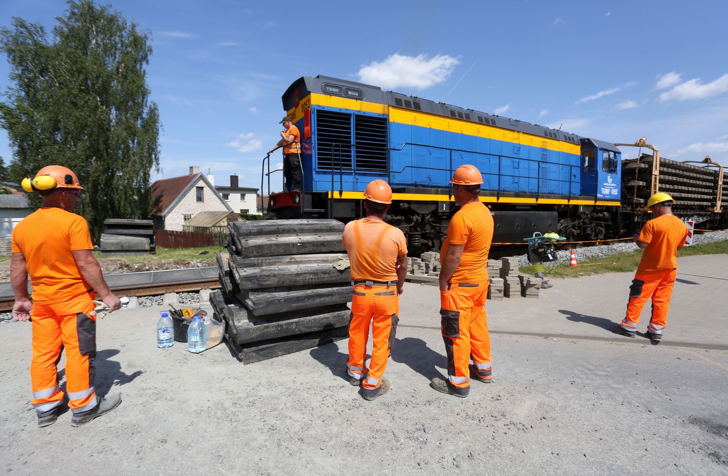 Strādnieki Mažeiķi-Reņģe dzelzceļa līnijas atjaunošanas darbu atklāšanas pasākumā. Ilustratīvs attēls.