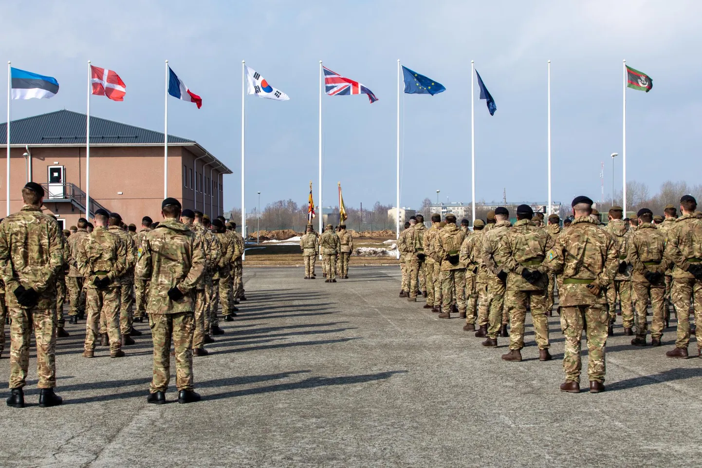 Pildil NATO lahingugrupi juhtüksuse vahetumine Tapal.
