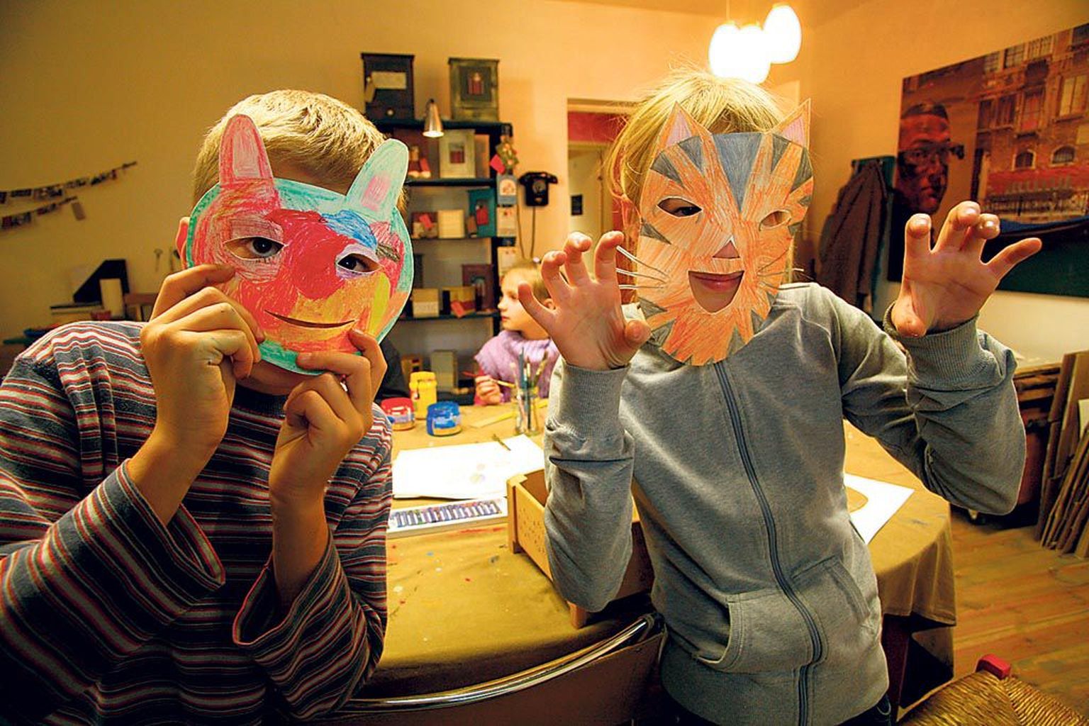 Laste halloweeni ’iteemalisel peol võib valmistada naljakas-õudseid maske. Pildil tegid maske lapsed 2 Vaasi meisterdamistoas Maarja-Magdaleena gildis.