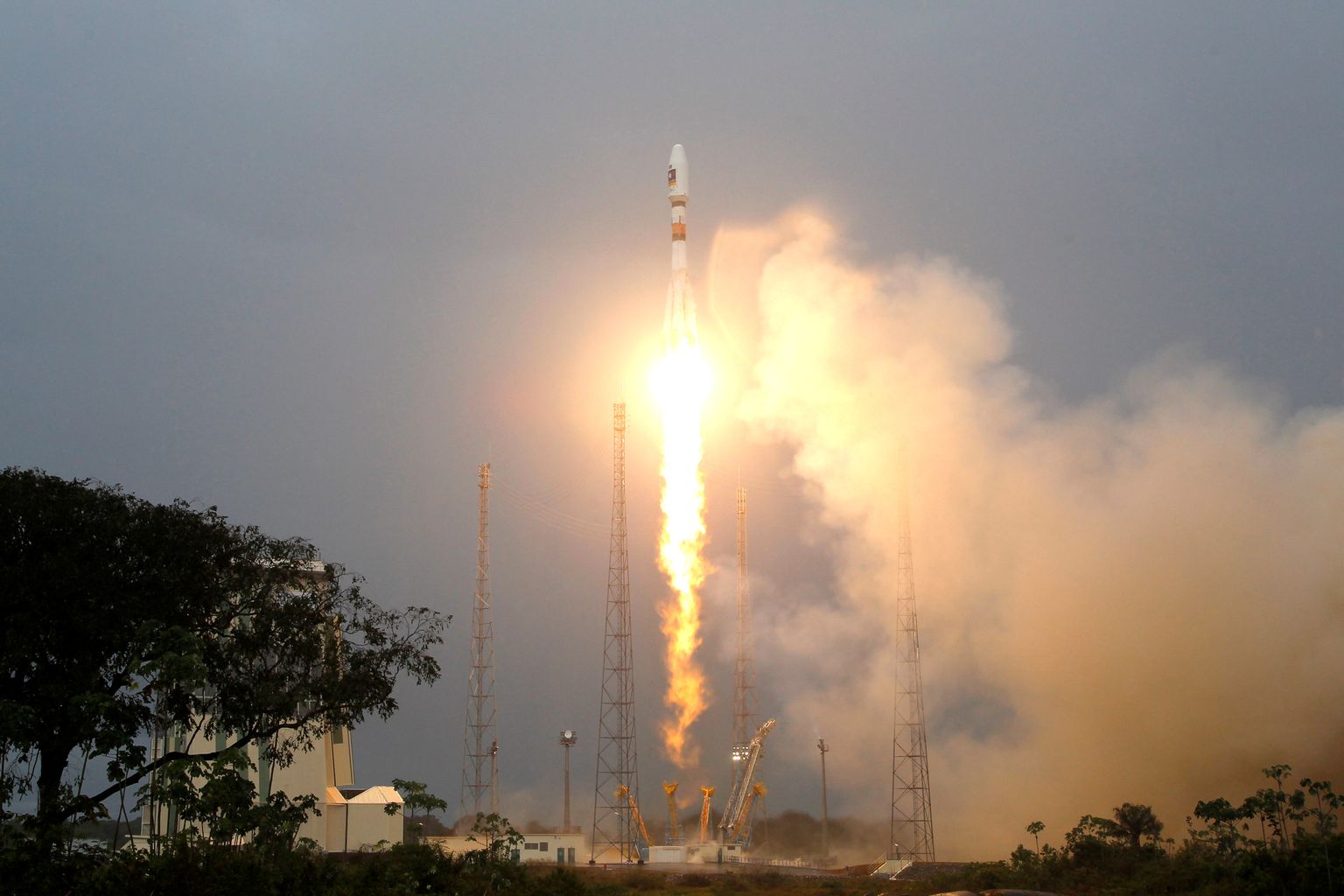 Vene Sojuz VS01 õhkutõus, pardal esimesed kaks Galileo süsteemi satelliiti.