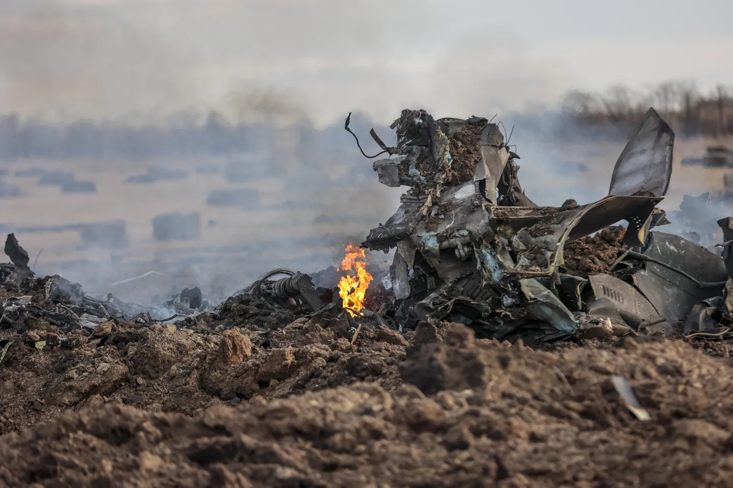 Ukrainas Donetski oblastis asuv Jenakijeve, mida kontrollivad Vene väed. Näha on sõjs kahjustada saanud maastikku ja lennukivrakki. Foto on tehtud 3. märtsil 2023