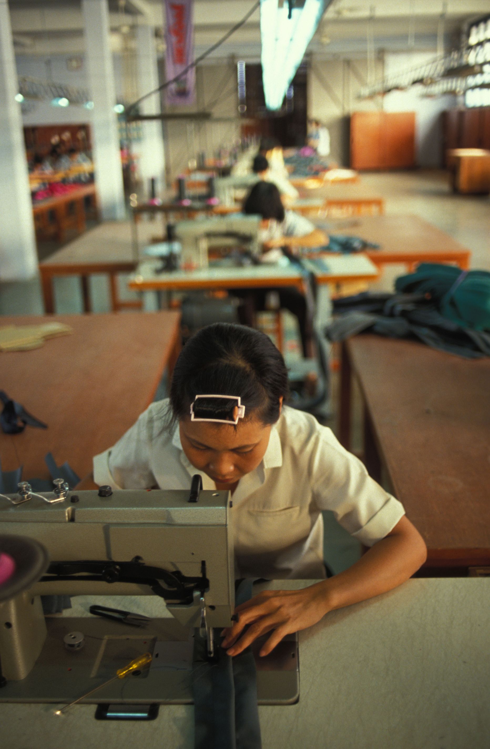Õmbleja Vietnami rõivatööstuses