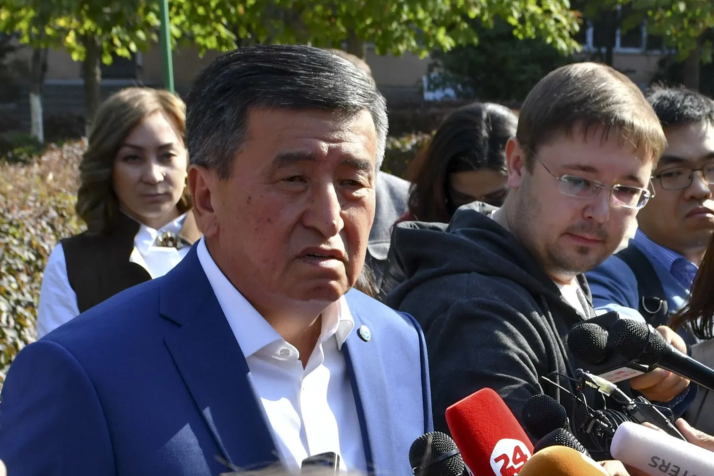 Sooronbai Jeenbekov ajakirjanikega vestlemas.