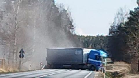 FOTO ⟩ Pie Tīreļiem notikusi avārija. Kravas auto pilnībā bloķējis Liepājas šoseju