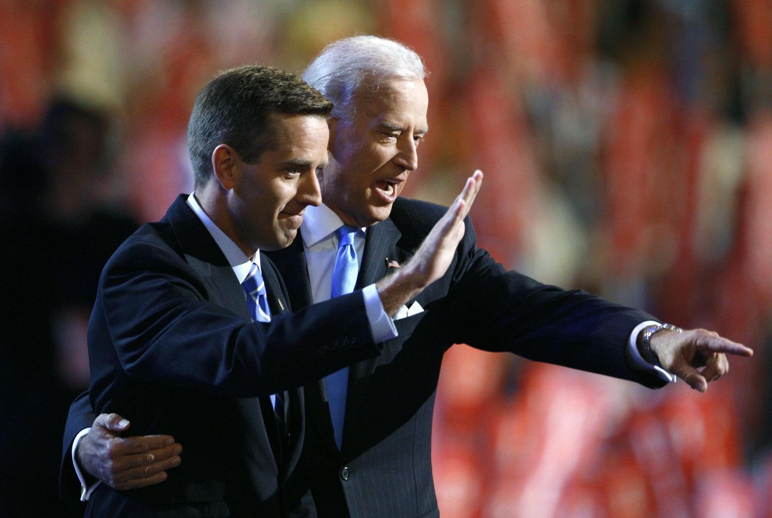 Joe Biden koos oma poja, Delaware’i peaprokuröri Beau Bideniga 2008. aastal Demokraatliku Partei kongressil Denveris. Beau surm ajuvähki 2015. aastal kannustas Bidenit tegema kolmandat katset saada USA presidendiks. FOTO: Chris Wattie/reuters/scanpix