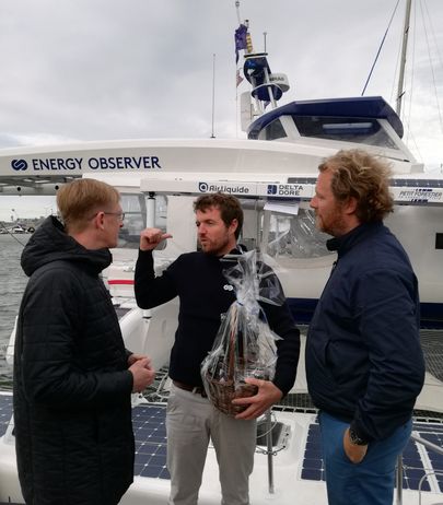Tiit Terik tervitamas vesinikkütusel laeva juhte Victorien Erussard’i ja Jérôme Delafosse’i