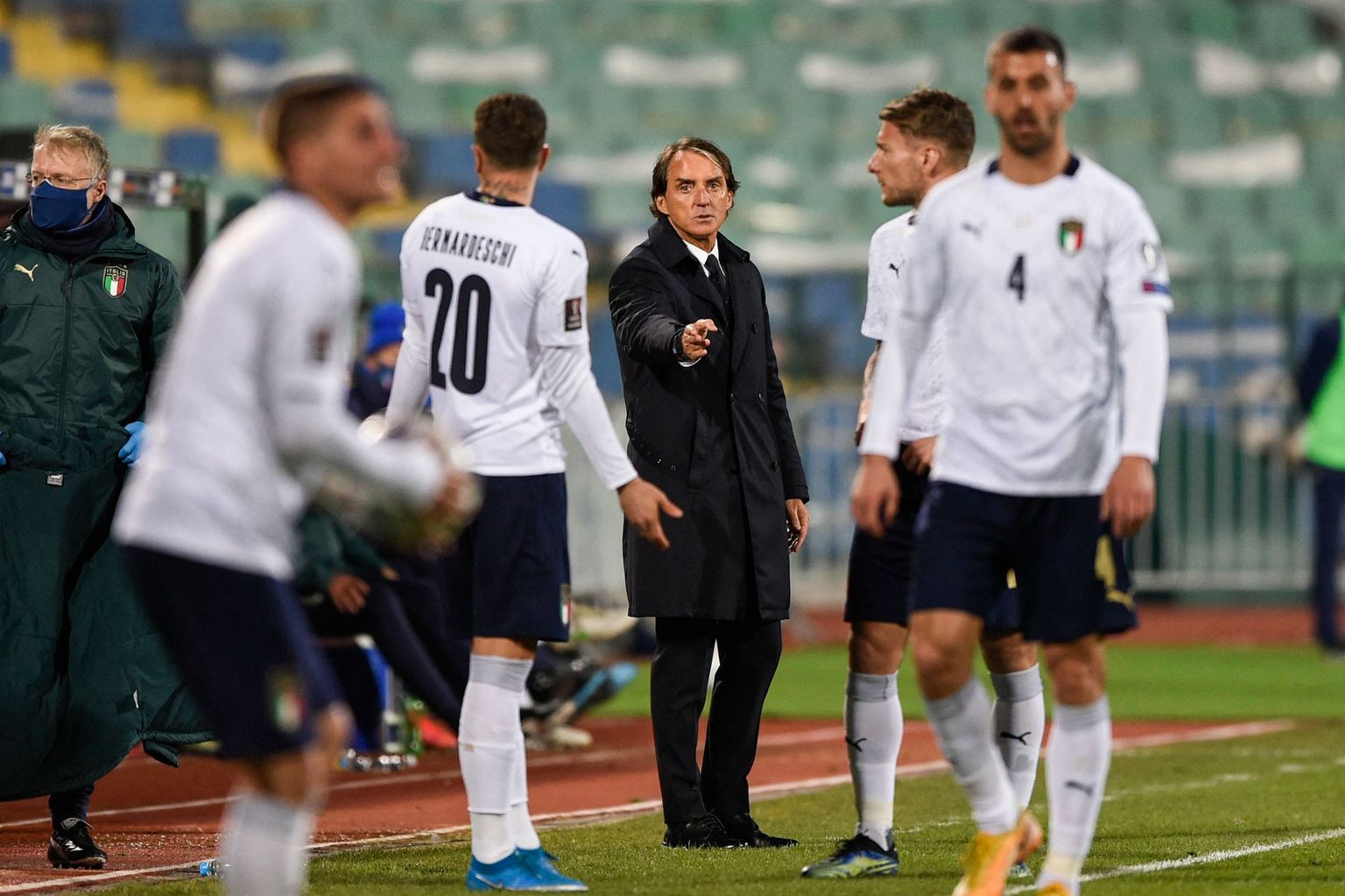 Roberto Mancini (fookuses) juhendab, mängijad kuulavad – täpselt nii, nagu olema peab!