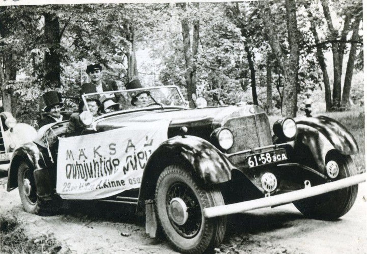 Fotomälestus 1966. aasta juulis Mäksal peetud esimesest autojuhtide kokkutulekust, mida loetakse Eesti vanatehnikaliikumise alguseks.