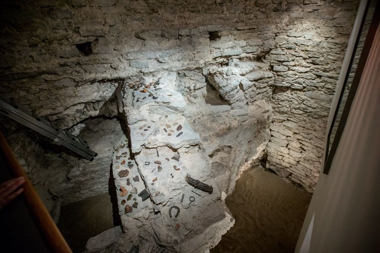 Väljakaevamistel leitud iidse torni vundament on eksponeeritud keldris asuvas muuseumtoas.