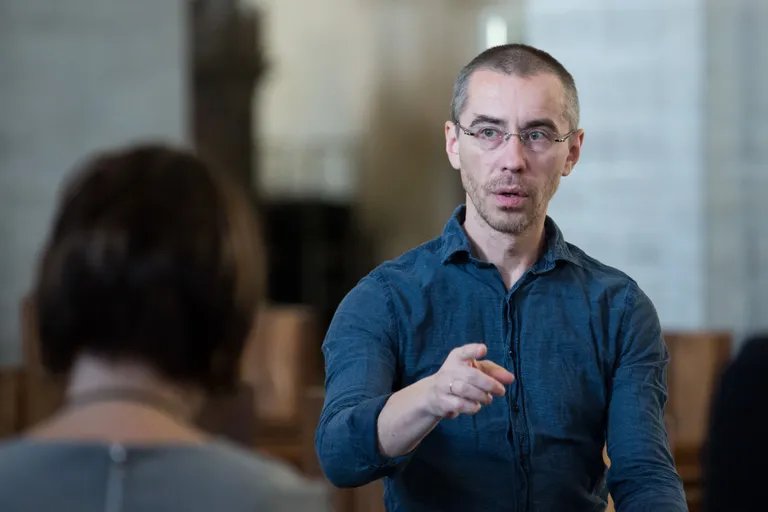 Vox Clamantise kunstiline juht ja dirigent Jaan-Eik Tulve proovis Niguliste kirikus. / Foto: