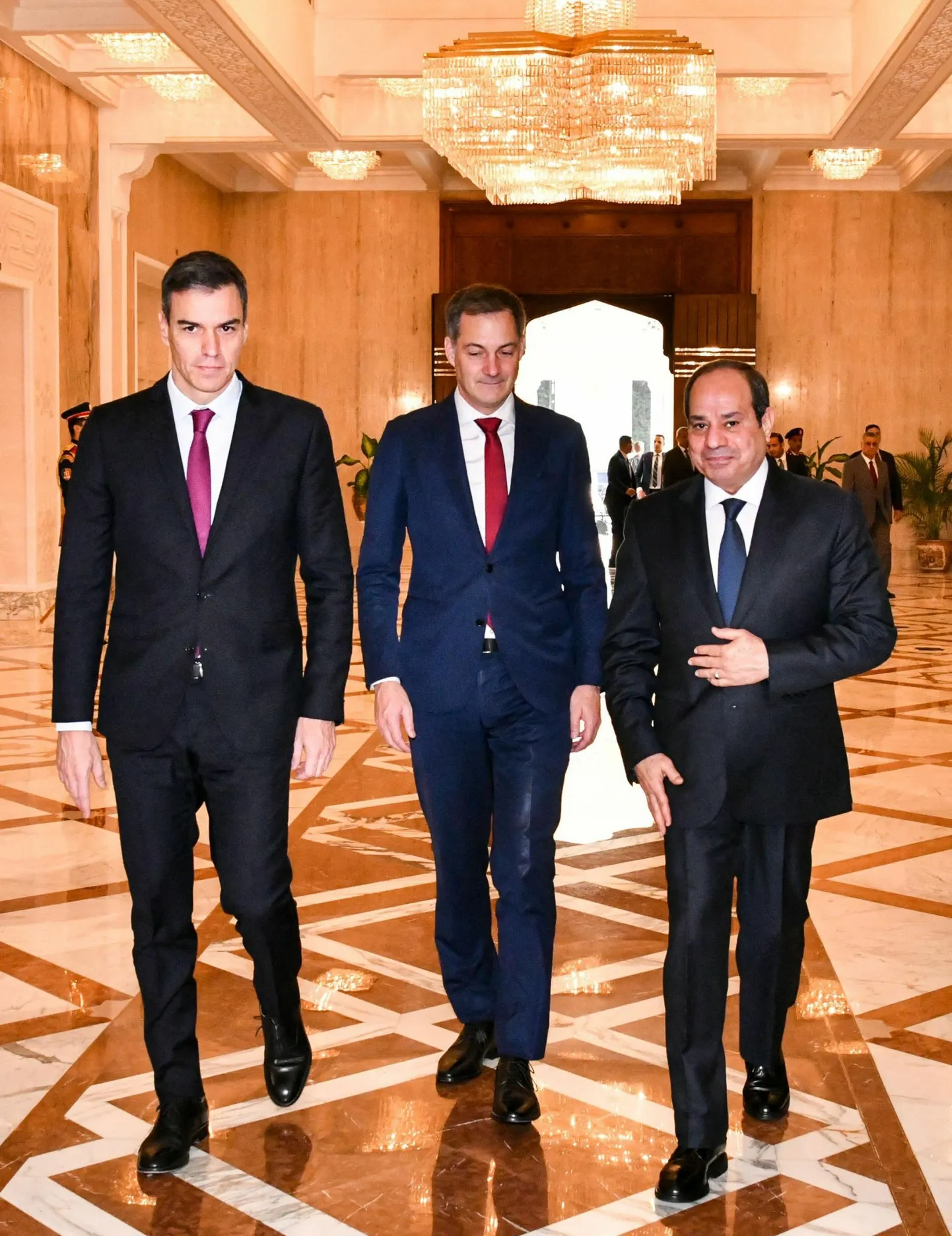 Egiptuse president Abdel Fattah al-Sisi (paremal) käis Gazasse NATO vägede saatmise mõtte välja kohtumisel kahe alliansi maa peaministri Hispaania Pedro Sáncheze (vasakul) ja Belgia Alexander De Crooga.