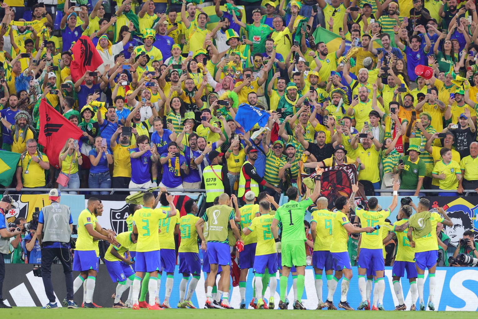 Brazīlijas futbolisti līksmo kopā ar saviem faniem