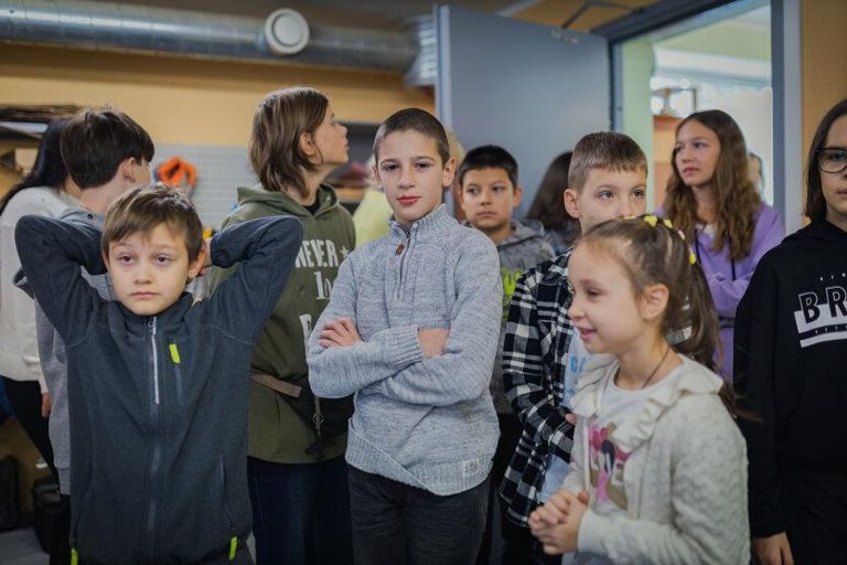 Ukraina lapsed Paikuse kooli uudistamas.