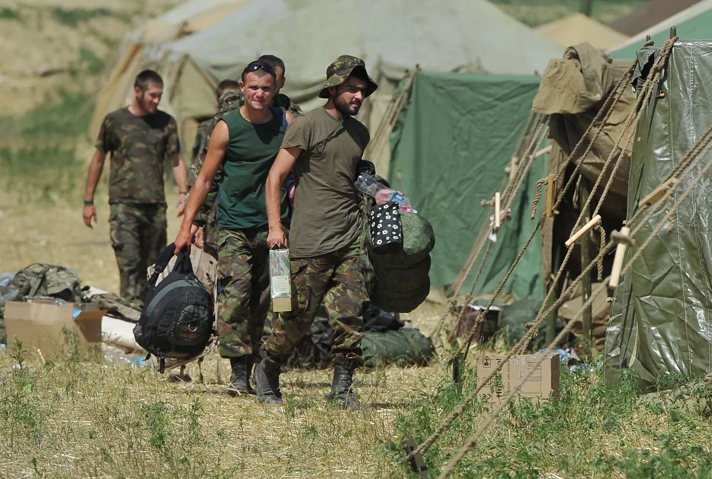 Venemaale põgenenud Ukraina sõdurid eile piirilähedasel alal telklaagris.
