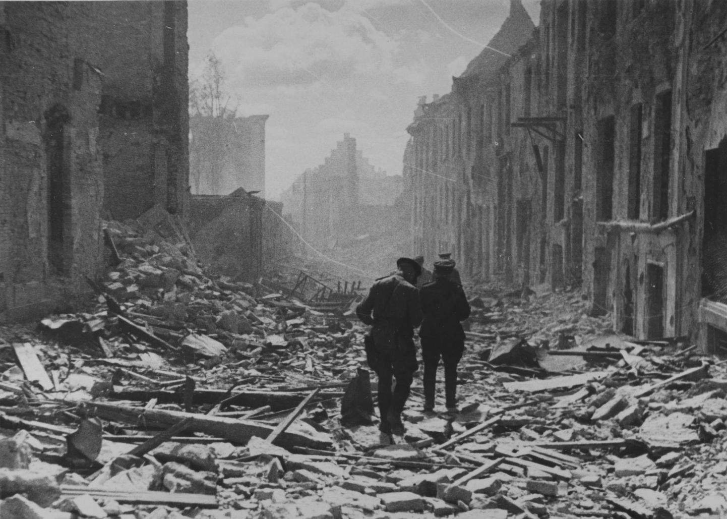 Purustatud tänav Narvas pärast 1944. aasta märtsipommitamist.
