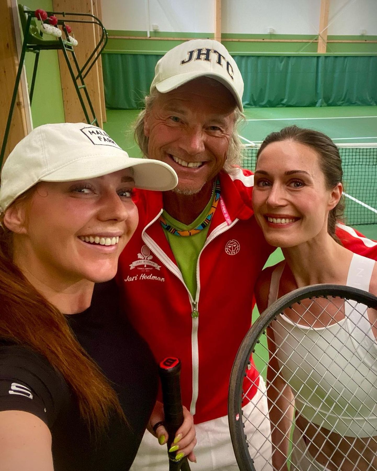 Sanna Marin (paremal) koos tennisetreener Jari Hedmani ja sparringupartneri Carita von Rutenhjelmiga.
