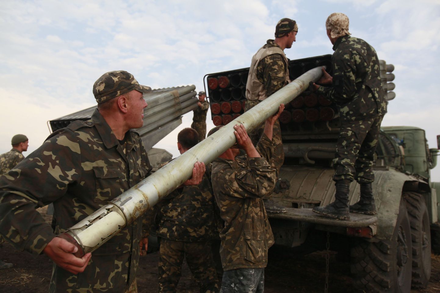 Ukraina sõdurid raketisüsteemiga Grad Ida-Ukrainas Luganski lähistel 18. augustil.