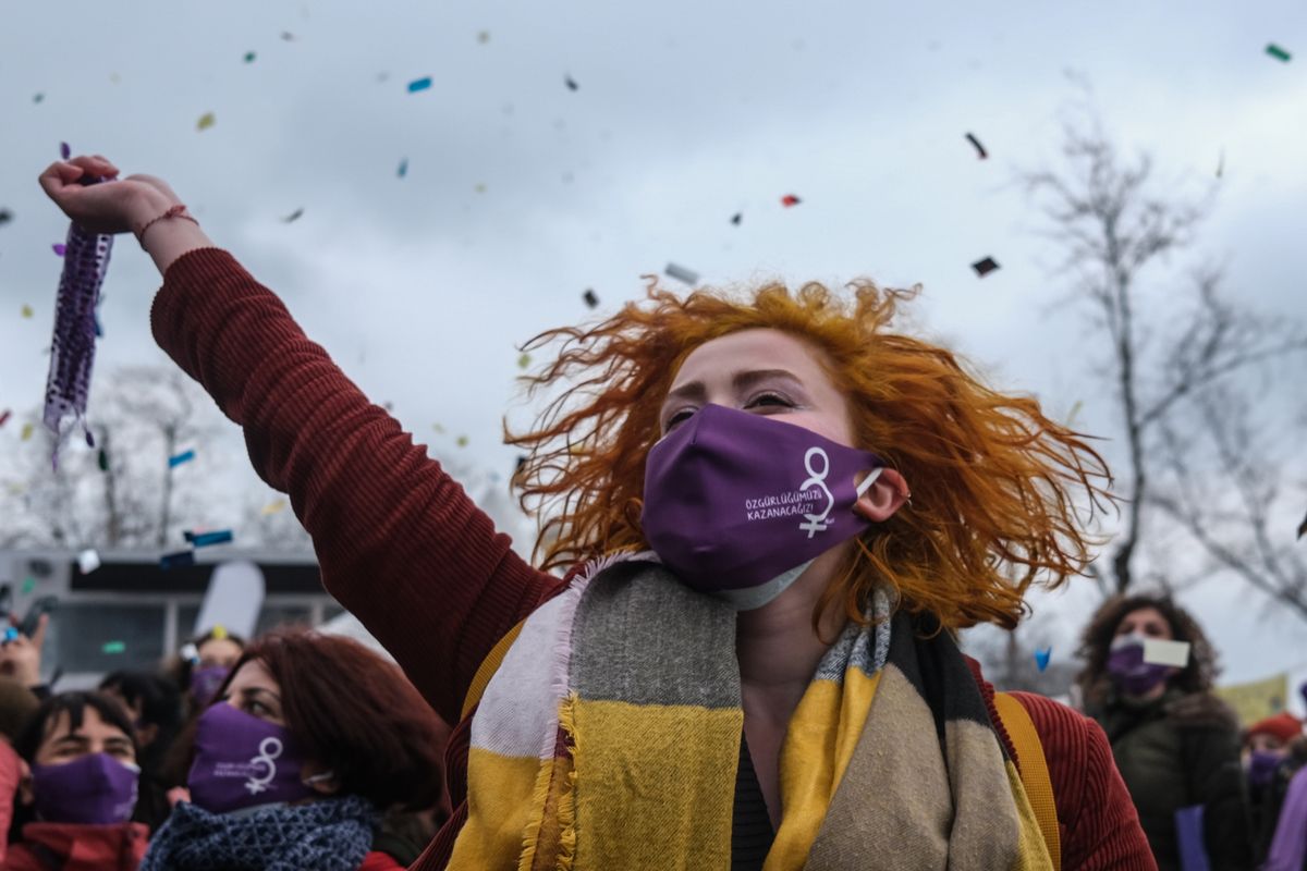 2021. gada 6. marts, Stambula, Turcija. Sievietes -  protestētājas demonstrācijas laikā.