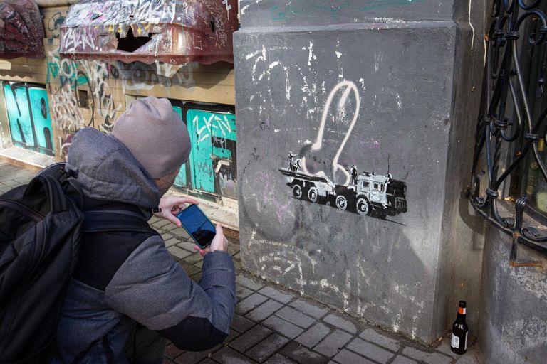 Salapärase tänavakunstniku Banksy teos Ukraina pealinnas Kiievis