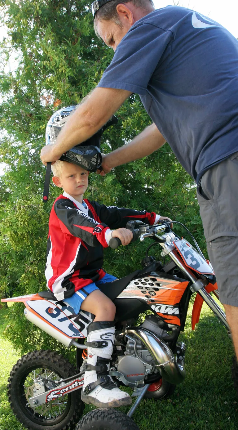 2010 rajas Urmas Villbach Karksisse motoraja. Pildil koos poja Jan-Markusega. Foto Peeter Kümmel/Sakala