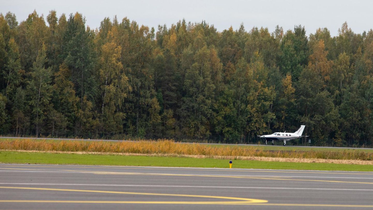 Flygi OÜ kaasasutaja Karl-Tõnis Lepp oli esimene piloot, kes Tori valda jääval Pärnu lennuväljal  29. septembril mõni minut enne keskpäeva lennukiga ametlikult maandus.