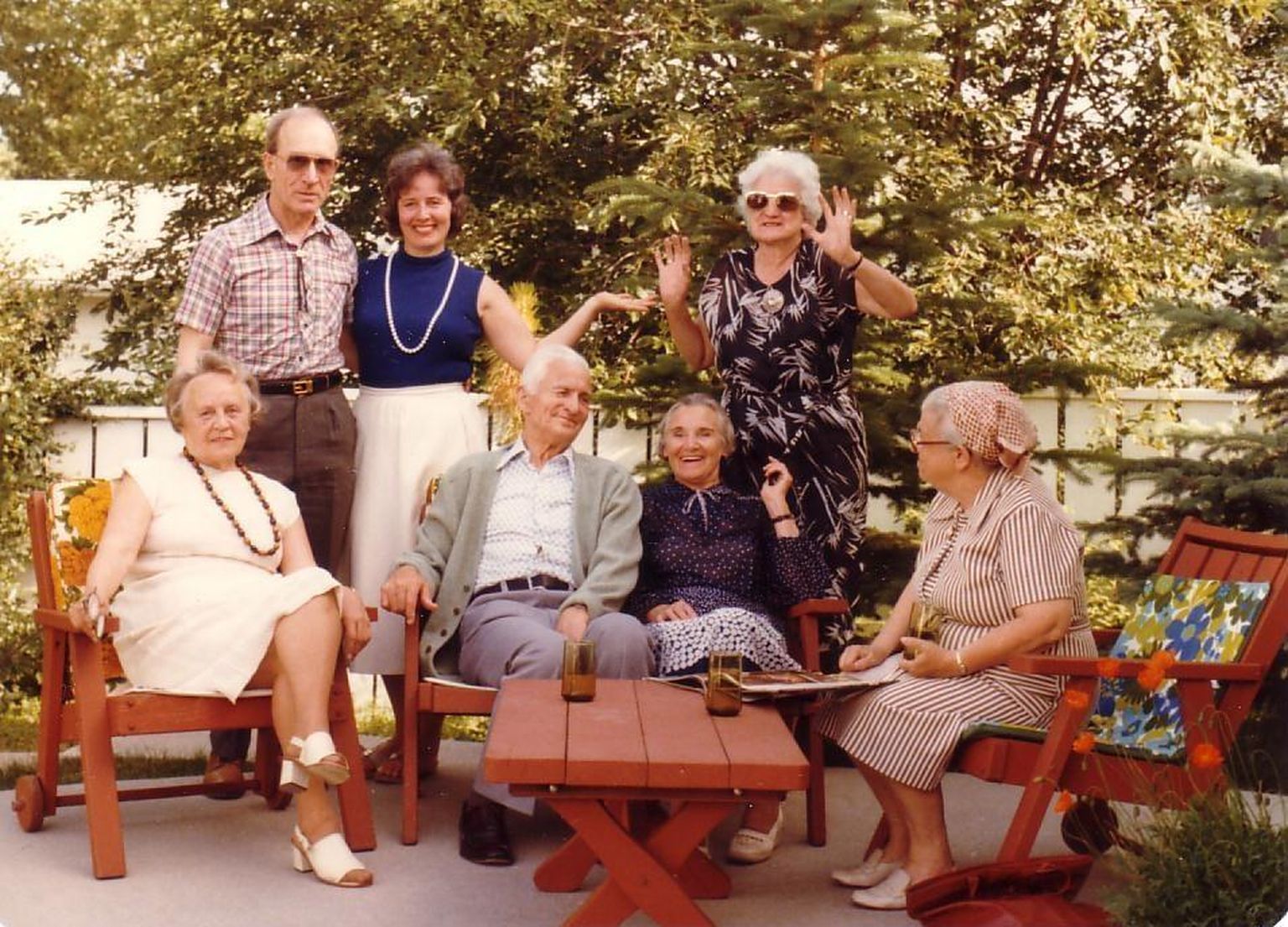 Gerda ja Nikolai Rõuk (pildil vasakul, istumas) olid aktiivsed eestluse edendajad ka võõrsil. Nende tütar Kadri Rõuk (vasakult teine, seismas) annetas vanemate auks suure summa eesti keele hoidmisse ja arengusse.