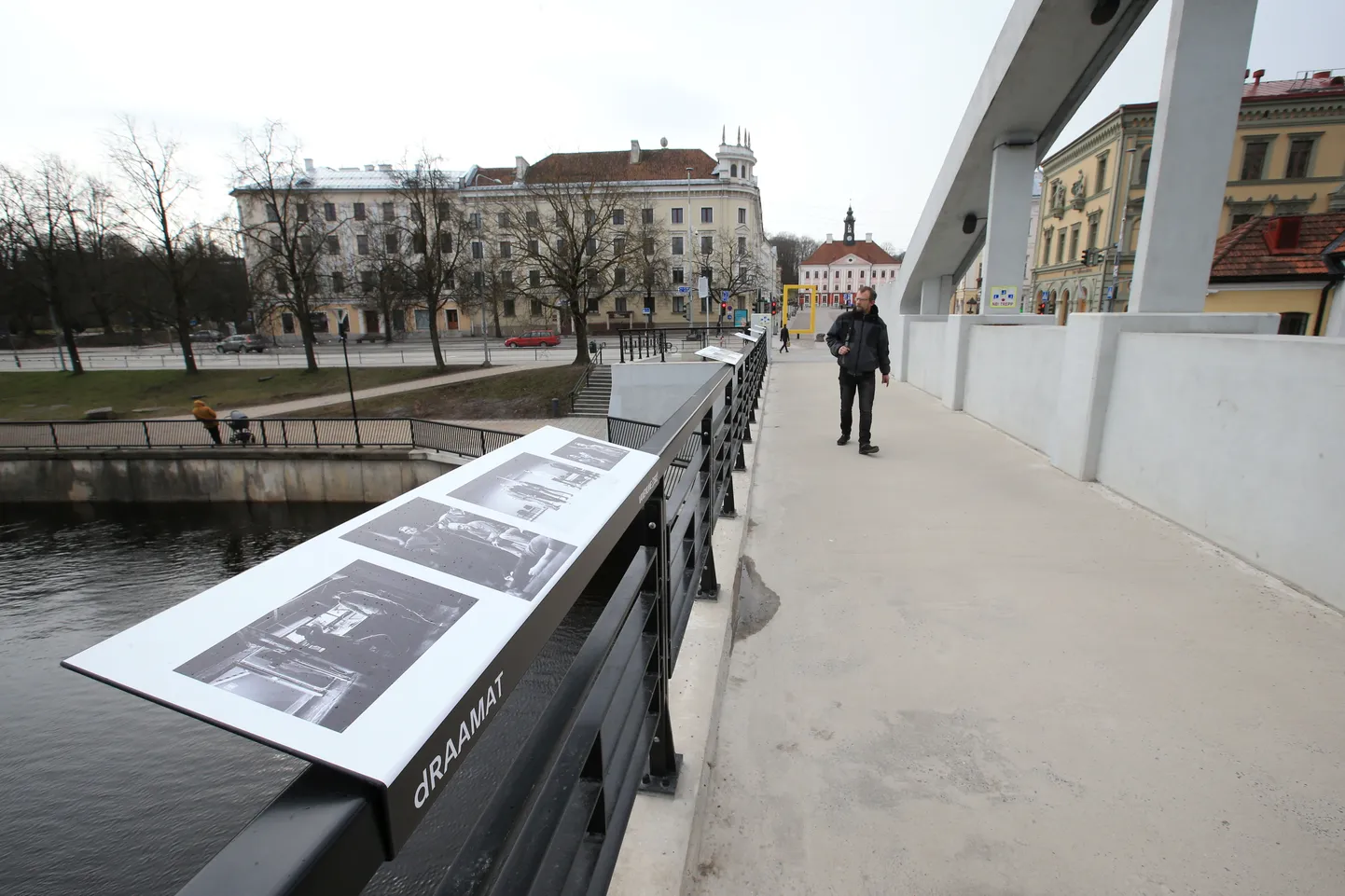 Vanemuise fotonäitus kaarsillal.