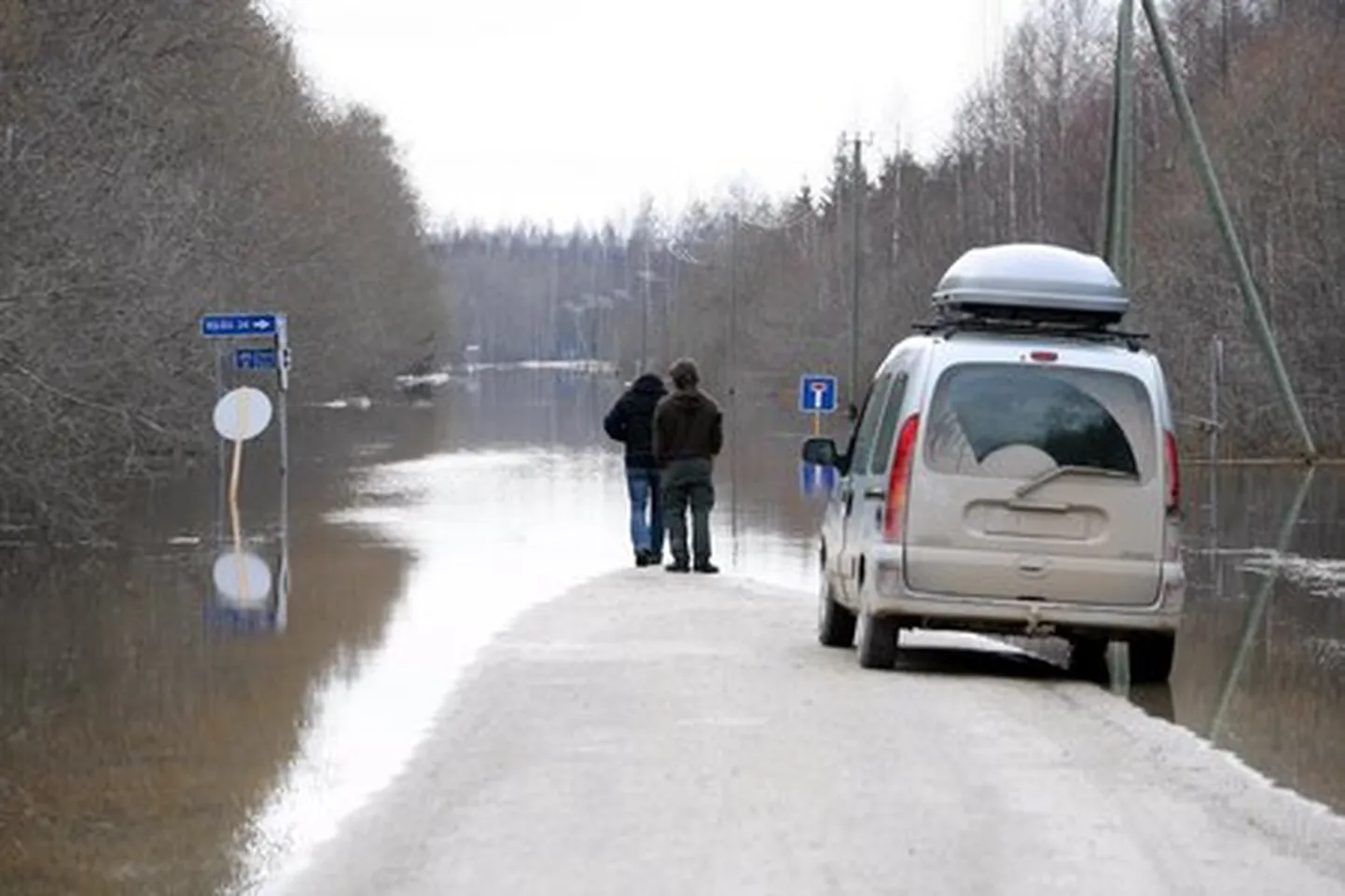 Soomaa külastuskeskuseni viiv kruusatee, mis kevadeti tihti vee alla jääb, saab tänavu lõpuks ometi mustkatte alla.
