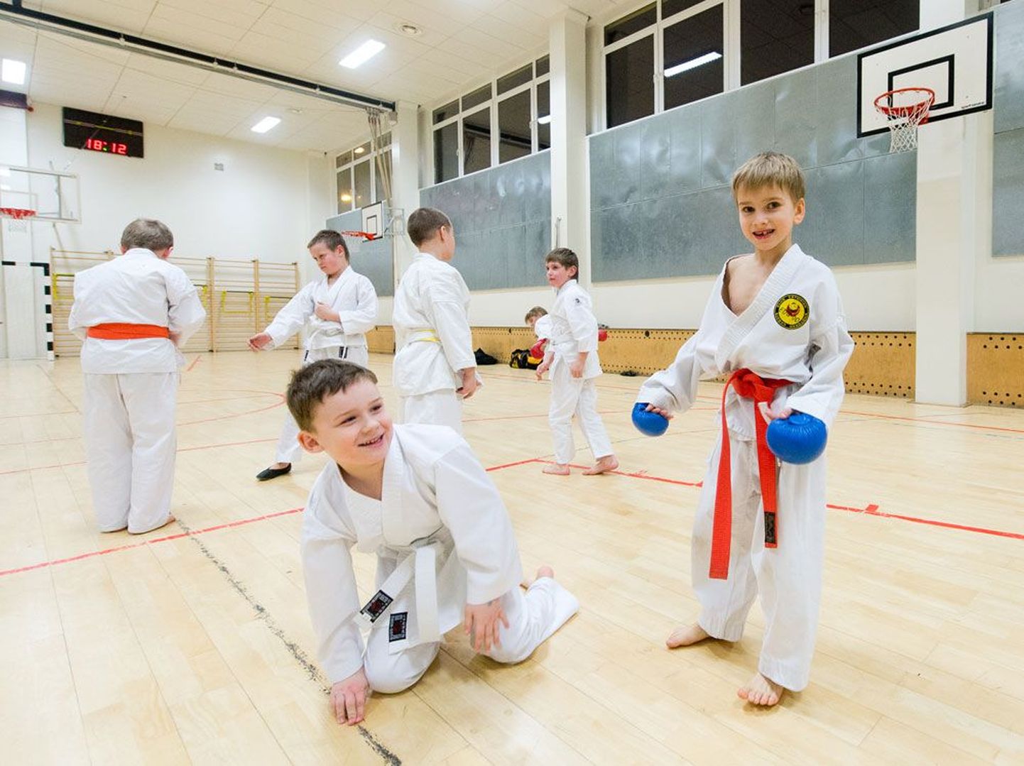 Mustamäe humanitaargümnaasiumis karated harjutavad poisid ei tea veel midagi sellest, et Tallinna linn kavatseb spordisaali üüri tõsta.