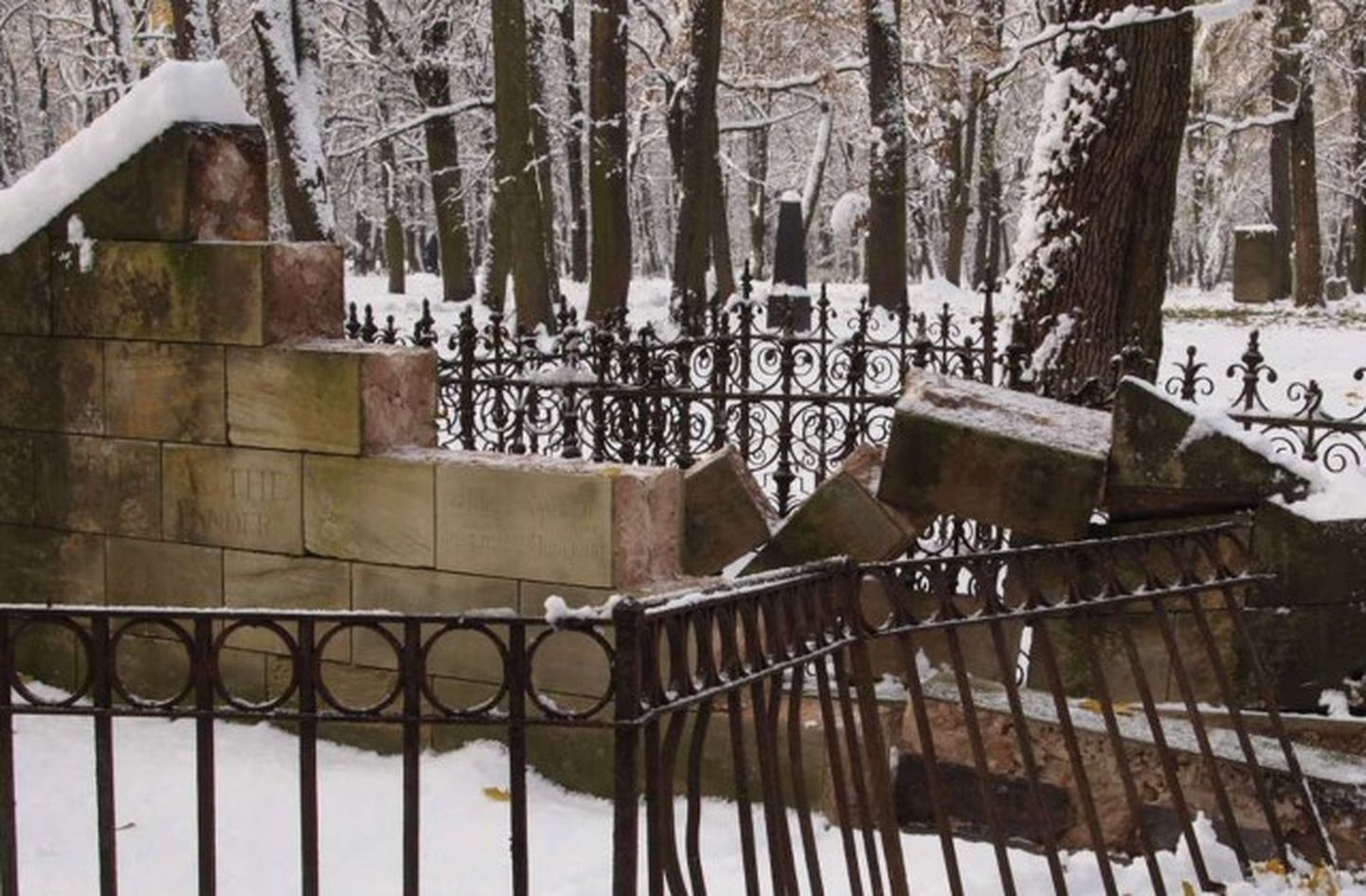 Lielie kapi pēc sniega tīrīšanas; ilustratīvs foto.
