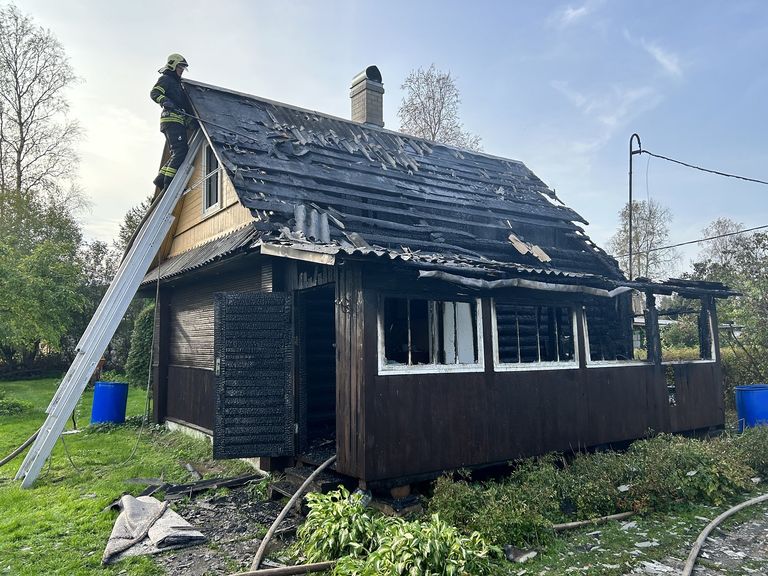 Сгоревший дом в Нарве.