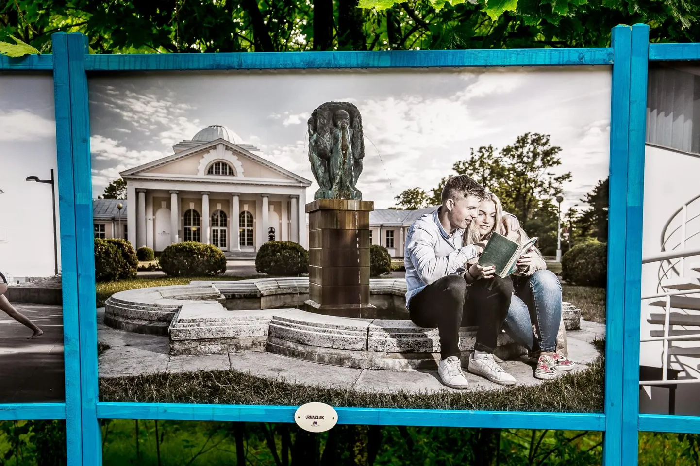 Pärnu kuurordi 180. aastapäeva tähistamiseks avati 2018. aastal rannaluitel fotonäitus. Pildil oleva foto autor on Urmas Luik.