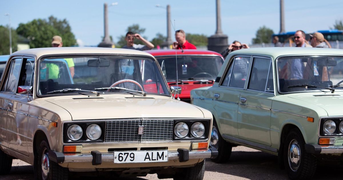Retroautod teevad paraadsõidu maanteemuuseumi