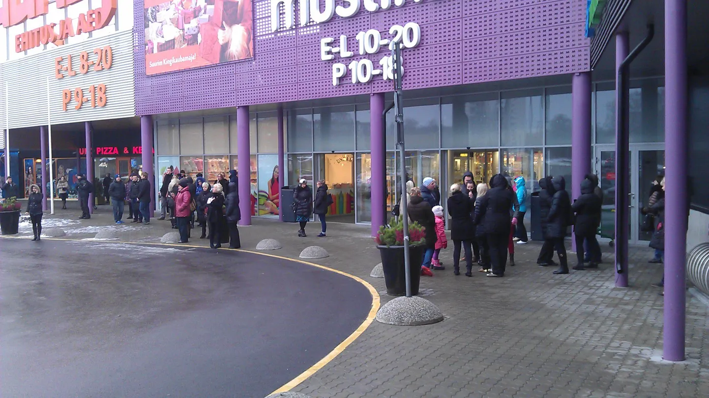 Учения в торговом центре Mustika в Мустамяэ.
