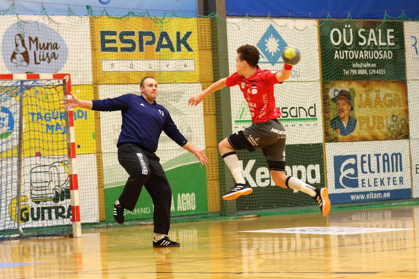 Meistriliiga 2019. aasta viimases mängus alistas Põlva Serviti SK Tapa. Mikola Naum (vasakul) tõrjus kolm karistusviset, Sander Sarapuu viskas kuus väravat.