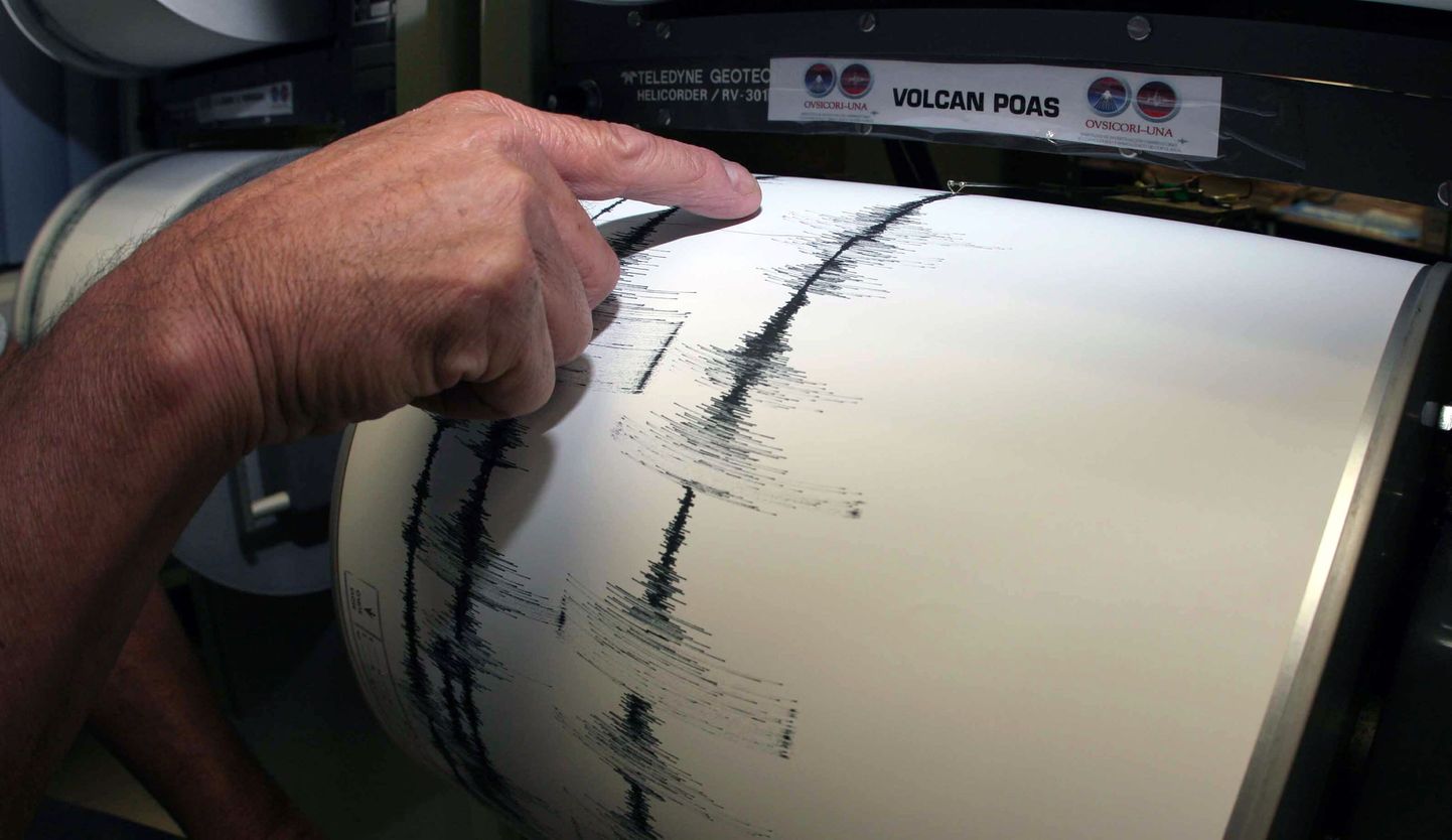 Seismoloog näitamas Costa Rica maavärina graafilist pilti