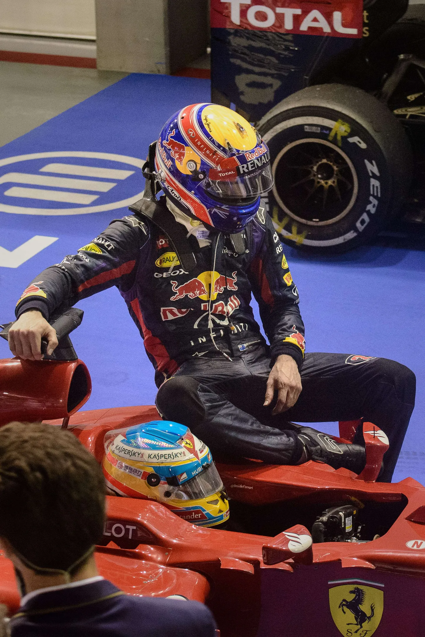 Mark Webber Fernando Alonso auto peal sõitmas.