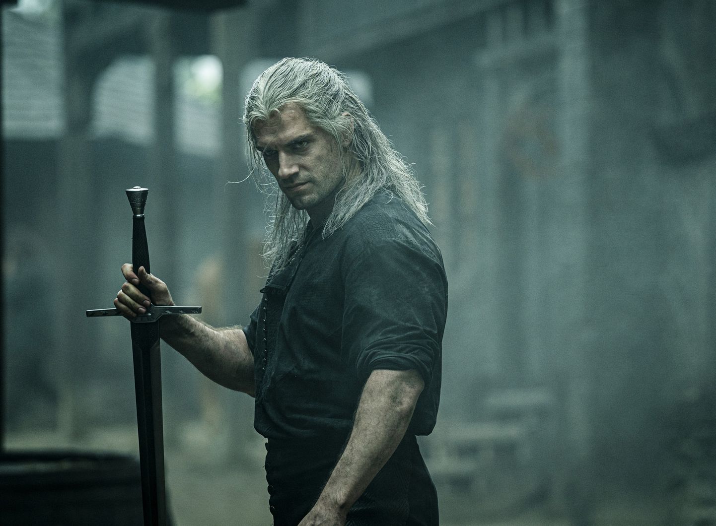 Kaader Netflixi sarjast «The Witcher». Nõiduri rolli mängib näitleja Henry Cavill.