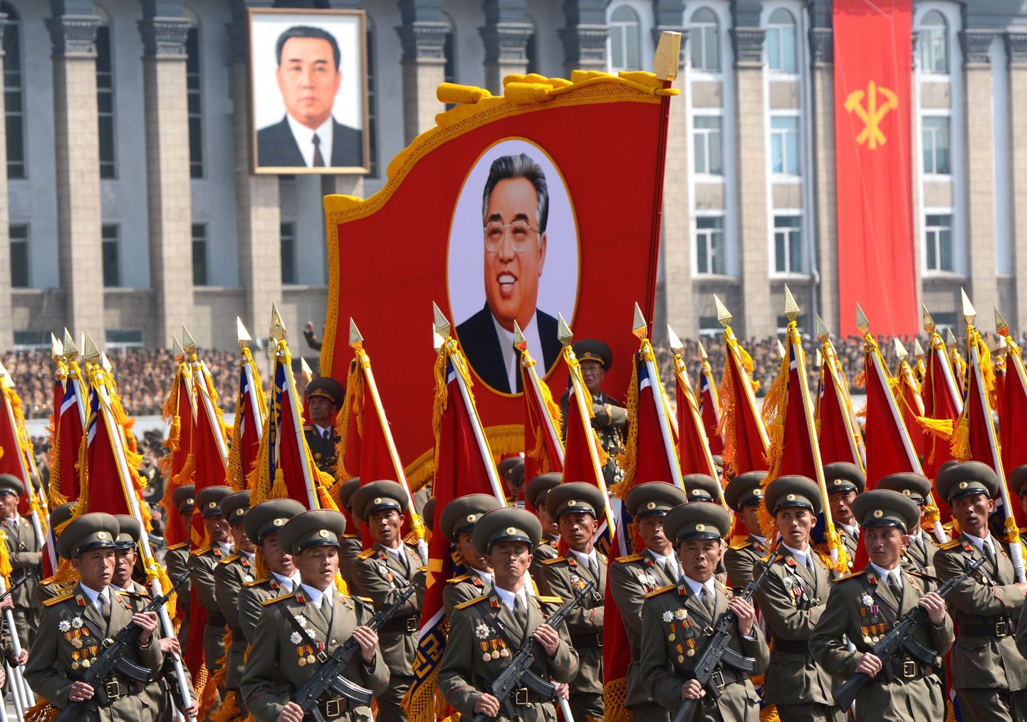 Põhjakorealased ja endiste juhtide pildid