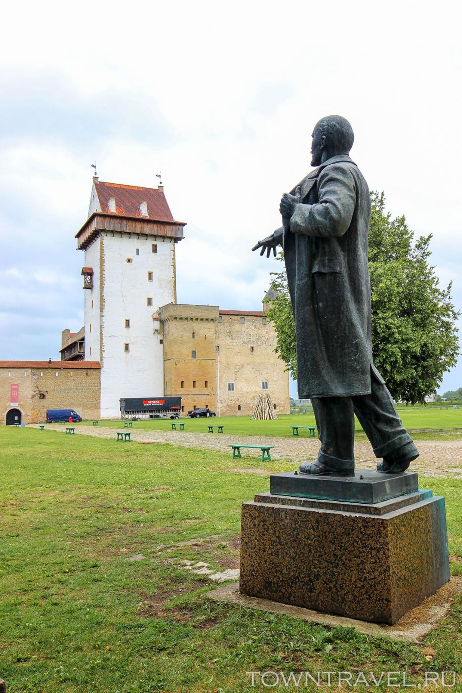 Памятник Ленину во дворе Нарвского замка.